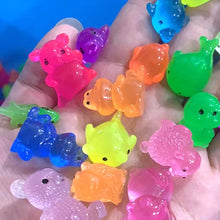 Laden Sie das Bild in den Galerie-Viewer, Mini Glow-In-The-Dark Tierfiguren Blind Bags