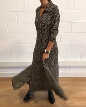 Laden Sie das Bild in den Galerie-Viewer, Bedrucktes Kleid mit Reverstasche