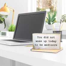 Laden Sie das Bild in den Galerie-Viewer, Englische Holztafel Ornament