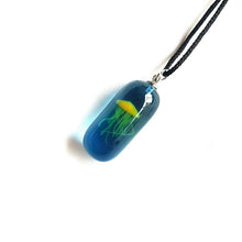 Laden Sie das Bild in den Galerie-Viewer, Harz Quallen Glow Anhänger Halskette