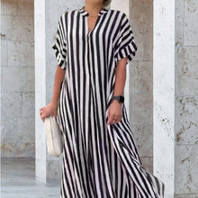 Laden Sie das Bild in den Galerie-Viewer, Gestreiftes Kurzarmkleid mit Seitenschlitz