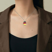 Laden Sie das Bild in den Galerie-Viewer, Modischer Edelstahl-Anhänger mit Deutschlandkarte und deutscher Flagge