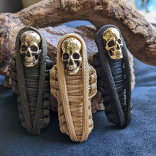 Laden Sie das Bild in den Galerie-Viewer, Paracord Mumie Messing Totenkopf Schlüsselanhänger