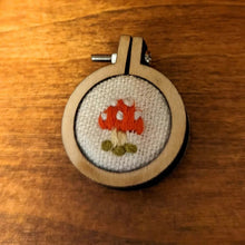 Laden Sie das Bild in den Galerie-Viewer, Gespenst aus Filzwolle