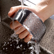 Laden Sie das Bild in den Galerie-Viewer, Manuelle Knoblauchpresse aus Edelstahl