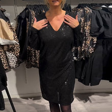 Laden Sie das Bild in den Galerie-Viewer, Etuikleid mit V-Ausschnitt, Fledermausärmeln und Pailletten