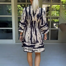 Laden Sie das Bild in den Galerie-Viewer, Kleid mit drei Viertelärmeln und V-Ausschnitt