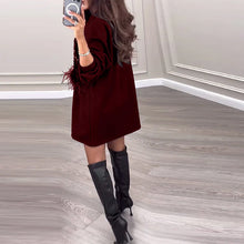 Laden Sie das Bild in den Galerie-Viewer, Modisches Patchworkkleid mit Pailletten und Federn in Volltonfarbe