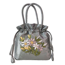 Laden Sie das Bild in den Galerie-Viewer, Beutel mit besticktem Blumenmuster