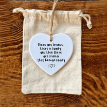 Laden Sie das Bild in den Galerie-Viewer, Herzgeschenk aus Keramik
