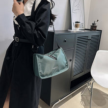 Laden Sie das Bild in den Galerie-Viewer, Einfarbige Umhängetasche aus Nylon