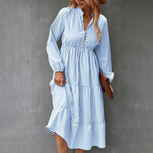 Laden Sie das Bild in den Galerie-Viewer, Langärmeliges Kleid mit Streifendruck