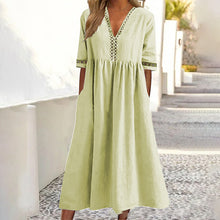 Laden Sie das Bild in den Galerie-Viewer, Taillenbetontes Spitzenkleid mit V-Ausschnitt