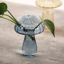 Laden Sie das Bild in den Galerie-Viewer, Handgefertigte Pilzknospenvase aus Glas