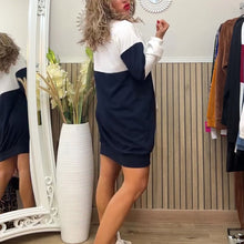 Laden Sie das Bild in den Galerie-Viewer, Kontrastreiches Sweatshirt-Kleid mit Kapuze