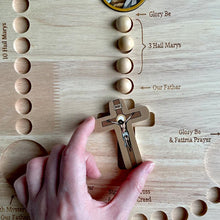 Laden Sie das Bild in den Galerie-Viewer, Rosenkranz aus Holz mit farbigem Spannfutter