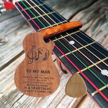 Laden Sie das Bild in den Galerie-Viewer, Gravierte Gitarrenplektren aus Holz mit Aufbewahrungsetui