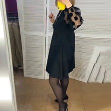Laden Sie das Bild in den Galerie-Viewer, Elegantes Kleid mit Tupfenmuster