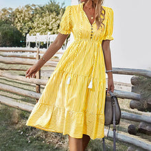Laden Sie das Bild in den Galerie-Viewer, Gestreiftes Kleid mit V-Ausschnitt