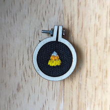 Laden Sie das Bild in den Galerie-Viewer, Gespenst aus Filzwolle