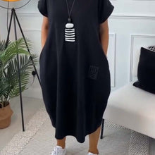 Laden Sie das Bild in den Galerie-Viewer, Schlichtes, kurzärmliges Kleid mit Buchstabenprint