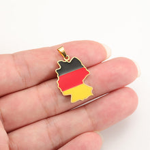 Laden Sie das Bild in den Galerie-Viewer, Modischer Edelstahl-Anhänger mit Deutschlandkarte und deutscher Flagge