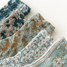 Laden Sie das Bild in den Galerie-Viewer, Vintage bestickte florale Damensocken
