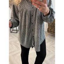 Laden Sie das Bild in den Galerie-Viewer, Einfarbiges Button-Down-Hemd mit Revers