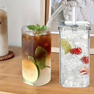 Stilvoller quadratischer Trinkbecher aus Glas mit Deckel und Strohhalm