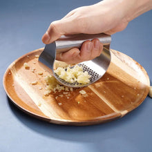 Laden Sie das Bild in den Galerie-Viewer, Manuelle Knoblauchpresse aus Edelstahl