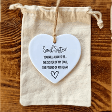 Laden Sie das Bild in den Galerie-Viewer, Herzgeschenk aus Keramik