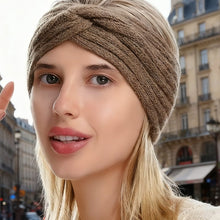 Laden Sie das Bild in den Galerie-Viewer, Handgestricktes warmes Stirnband aus Garn