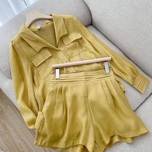 Laden Sie das Bild in den Galerie-Viewer, Zweiteiliges, übergroßes T-Shirt mit Knopfleiste und Shorts für Damen