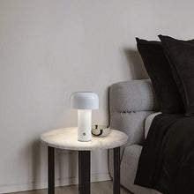 Laden Sie das Bild in den Galerie-Viewer, Kleine LED-Tischlampe in Pilzform