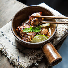 Laden Sie das Bild in den Galerie-Viewer, Schale mit Seitengriff aus grobem Geschirr