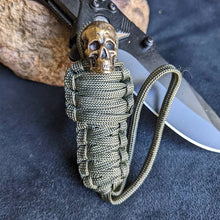 Laden Sie das Bild in den Galerie-Viewer, Paracord Mumie Messing Totenkopf Schlüsselanhänger