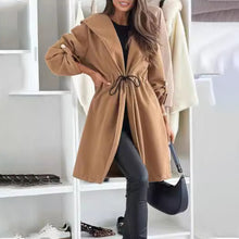 Laden Sie das Bild in den Galerie-Viewer, Jacke mit gebundenem Revers und Kapuze