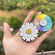 Laden Sie das Bild in den Galerie-Viewer, Kreative drehbare Roulette-Brosche