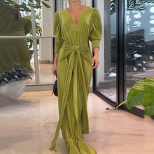 Laden Sie das Bild in den Galerie-Viewer, Plissiertes Kleid mit Schlitz in der Taille