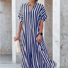 Laden Sie das Bild in den Galerie-Viewer, Gestreiftes Kurzarmkleid mit Seitenschlitz