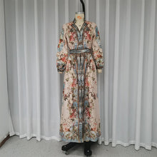 Laden Sie das Bild in den Galerie-Viewer, Elegantes langes Kleid mit Vintage-Print