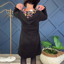 Laden Sie das Bild in den Galerie-Viewer, Freizeitkleid mit Kreis-Print, Reißverschluss und Kapuze