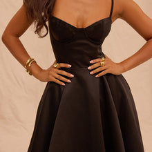 Laden Sie das Bild in den Galerie-Viewer, Kleid mit weitem Saum und Hosenträgern