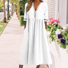 Laden Sie das Bild in den Galerie-Viewer, Taillenbetontes Spitzenkleid mit V-Ausschnitt