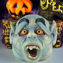 Laden Sie das Bild in den Galerie-Viewer, Horror-Kopf-Ornament aus Harz