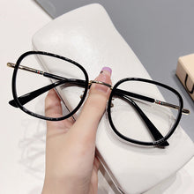 Laden Sie das Bild in den Galerie-Viewer, Tragbare modische Anti-Blaulicht-Lesebrille
