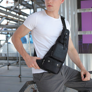 Halbmondförmige Brusttasche