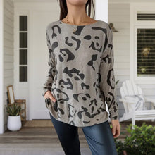 Laden Sie das Bild in den Galerie-Viewer, Langärmliges T-Shirt mit Animal-Print