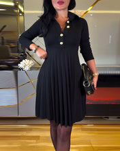 Laden Sie das Bild in den Galerie-Viewer, Einfarbiges, schmales Kleid mit Reversknopf