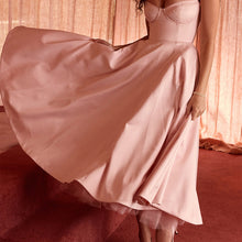 Laden Sie das Bild in den Galerie-Viewer, Kleid mit weitem Saum und Hosenträgern